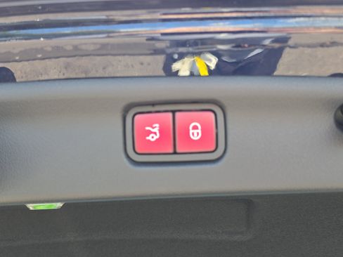 Used 2023 Mercedes-Benz C 300 4MATIC Sedan image 11