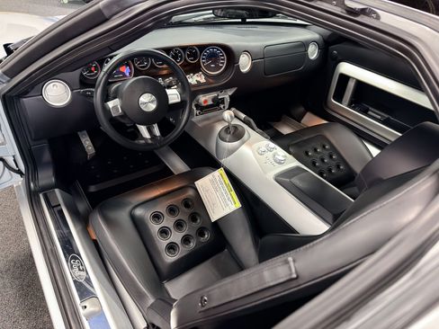 Used 2005 Ford GT RWD image 22