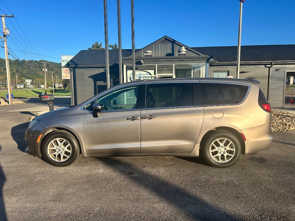 Used 2017 Chrysler Pacifica LX FWD image 5