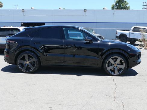 Used 2023 Porsche Cayenne Coupe AWD/4WD image 2