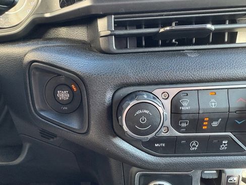 Used 2024 Jeep Wrangler Sport S image 33