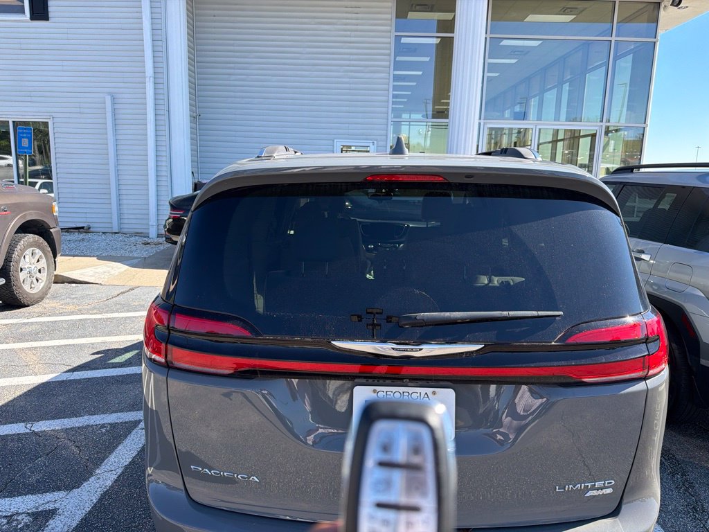 Used 2021 Chrysler Pacifica Limited AWD/4WD image 4
