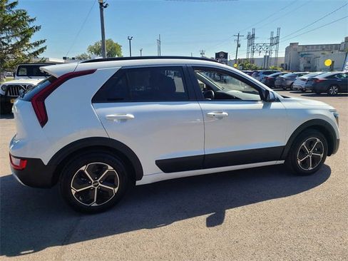 Used 2023 Kia Niro EX image 6