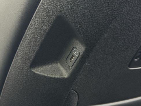 Used 2025 Kia Carnival FWD image 34