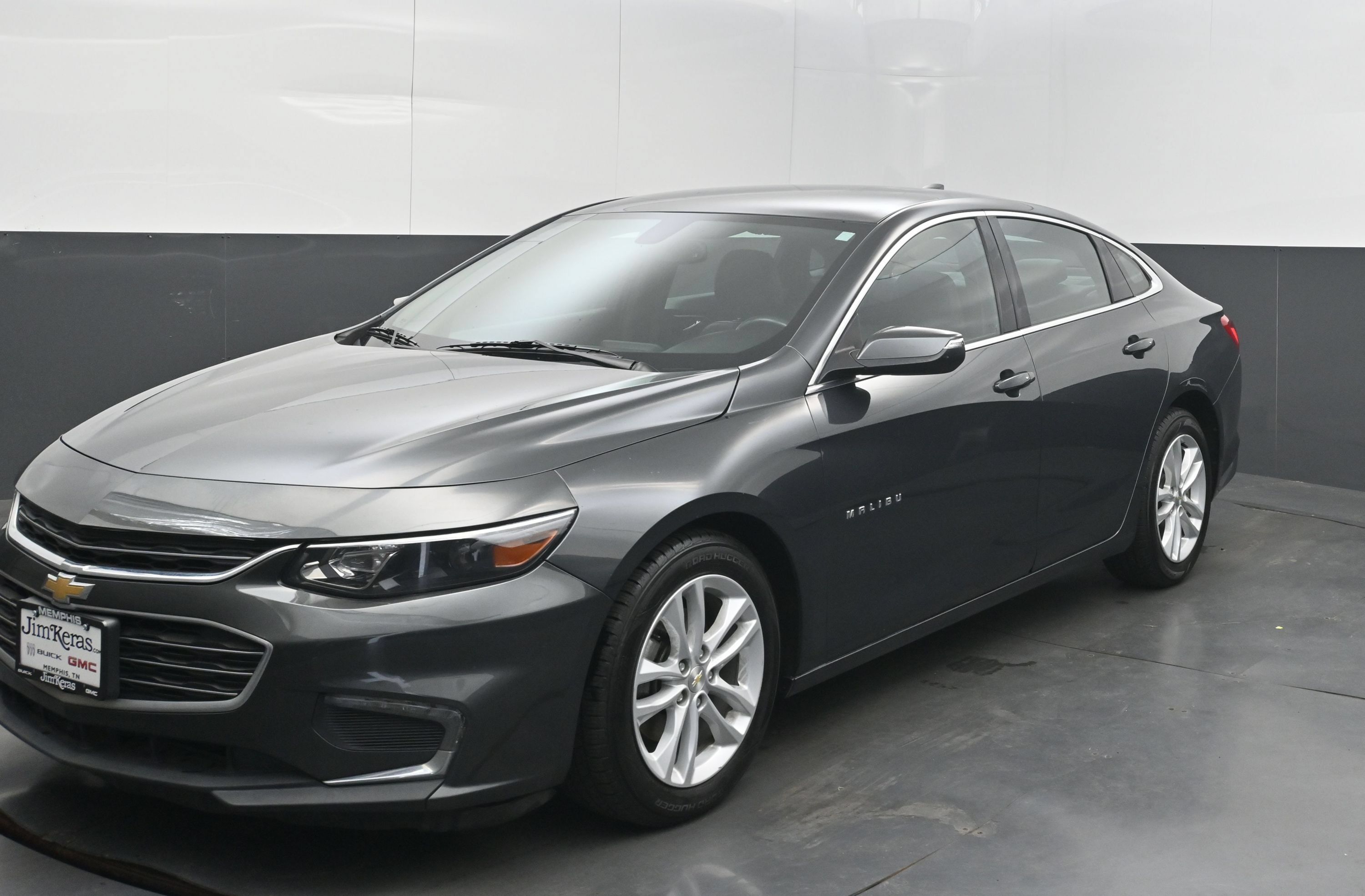 Used 2017 Chevrolet Malibu LT w/ Leather Package FWD image 4