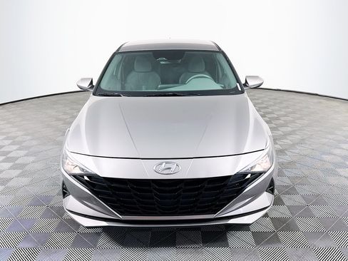 Used 2023 Hyundai Elantra SEL w/ Preferred Accessory Package FWD image 2