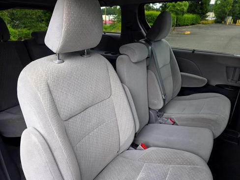 Used 2019 Toyota Sienna LE w/ LE Preferred Package FWD image 38