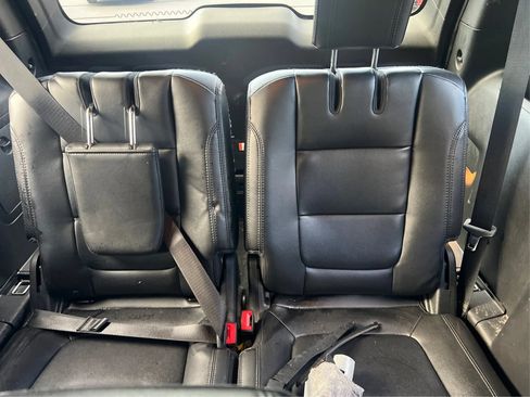 Used 2017 Ford Explorer XLT w/ Equipment Group 202A AWD/4WD image 28