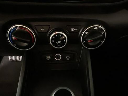 Used 2024 Hyundai Venue SE FWD image 22