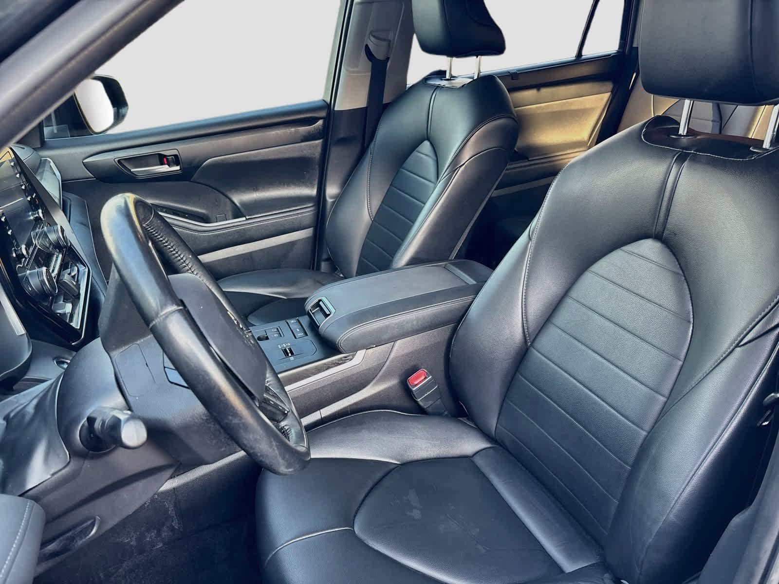 Used 2021 Toyota Highlander XLE FWD image 19