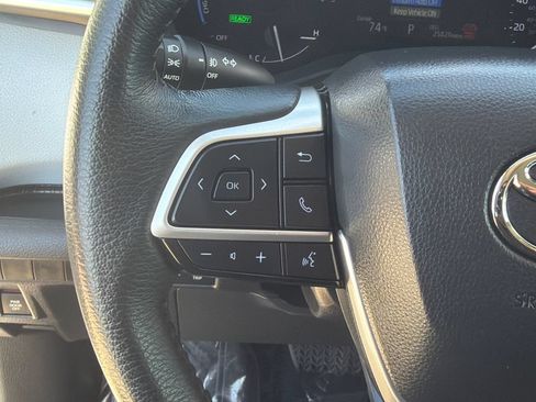 Used 2025 Toyota Sienna XLE FWD image 23