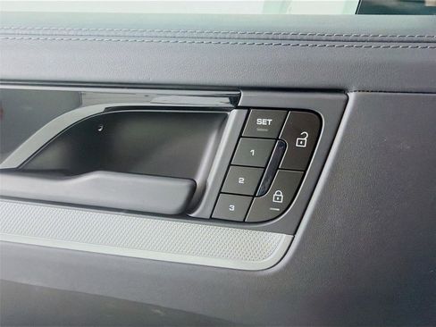 New 2025 Porsche Cayenne E-Hybrid image 9