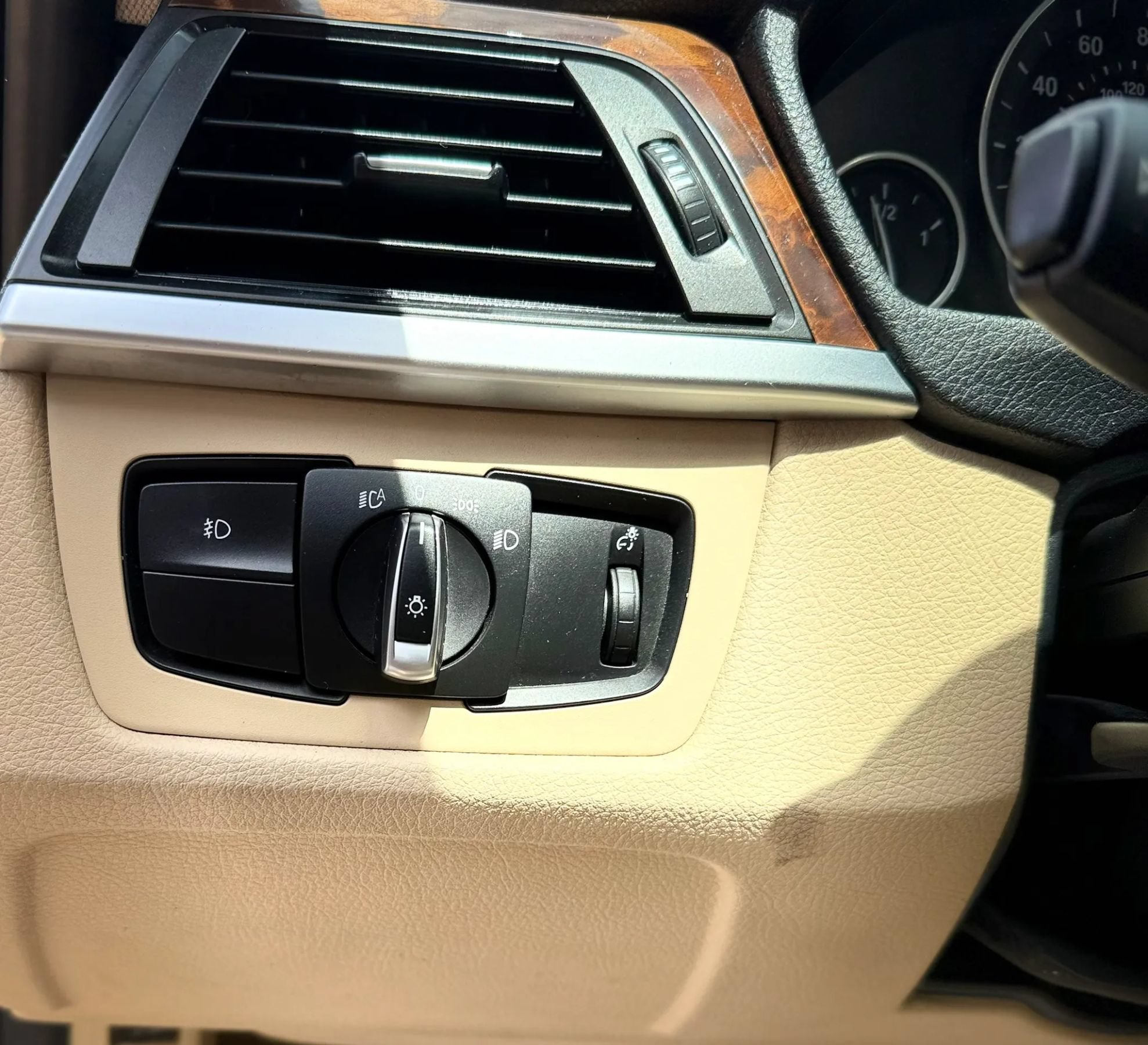 Used 2014 BMW 320i xDrive Sedan AWD/4WD image 24