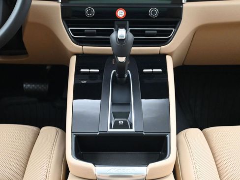 Used 2025 Porsche Macan image 10