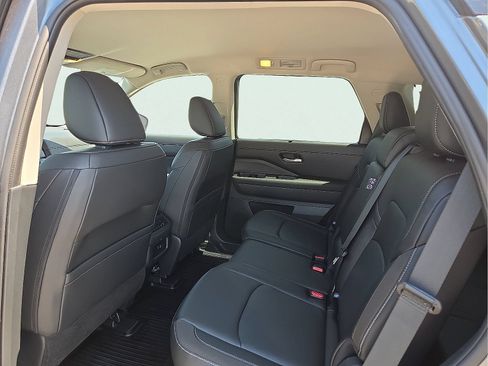 Used 2025 Nissan Pathfinder SL AWD/4WD image 10