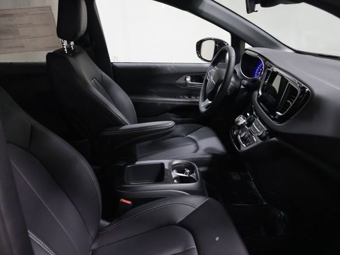 New 2026 Chrysler Voyager LX image 14
