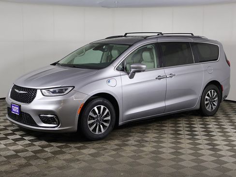 Used 2021 Chrysler Pacifica Touring-L image 9