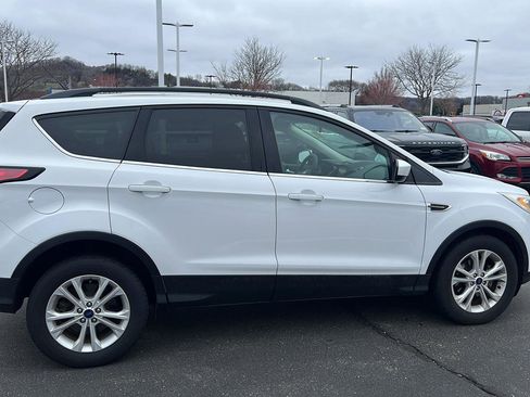 Used 2017 Ford Escape SE w/ Equipment Group 201A image 4