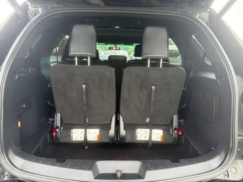 Used 2017 Ford Explorer XLT w/ Equipment Group 202A AWD/4WD image 8