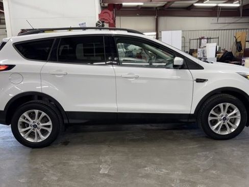 Used 2018 Ford Escape SE w/ Ford Safe & Smart Package image 4
