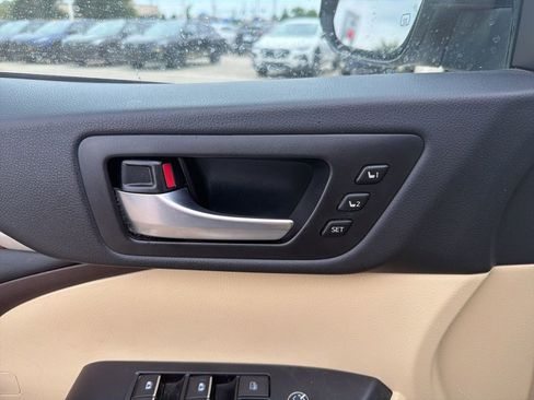 Used 2018 Toyota Highlander Limited AWD/4WD image 12