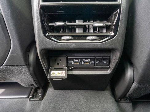 Used 2024 Jeep Grand Cherokee Limited w/ Luxury Tech Group II AWD/4WD image 33