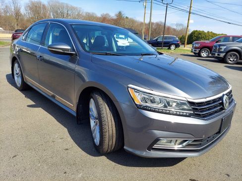Used 2017 Volkswagen Passat 1.8T SE FWD image 3