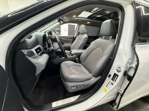 Used 2021 Toyota Highlander Platinum AWD/4WD image 11