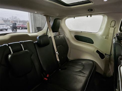 Used 2018 Chrysler Pacifica Limited image 29