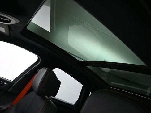 Certified 2025 Porsche Macan image 8