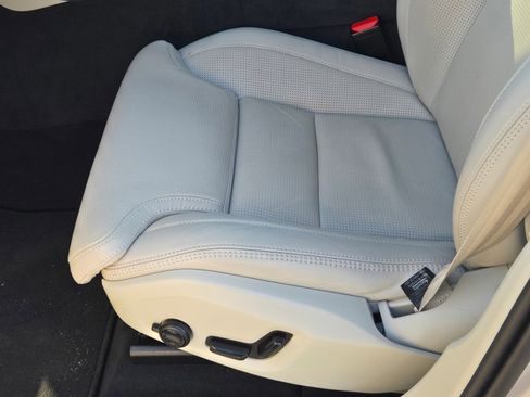 Certified 2025 Volvo XC60 T8 Ultra w/ Protection Package Premier image 25