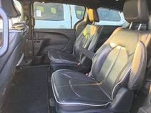 Used 2022 Chrysler Pacifica Limited w/ Uconnect Theater Family Group FWD image 17