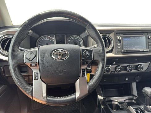 Used 2019 Toyota Tacoma SR5 AWD/4WD image 9