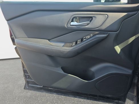 Used 2025 Nissan Rogue SV FWD image 25