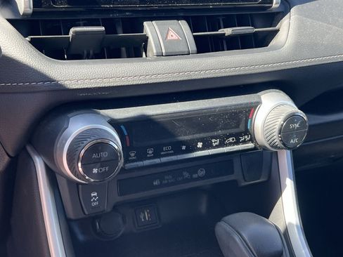 Used 2025 Toyota RAV4 XLE AWD/4WD image 19
