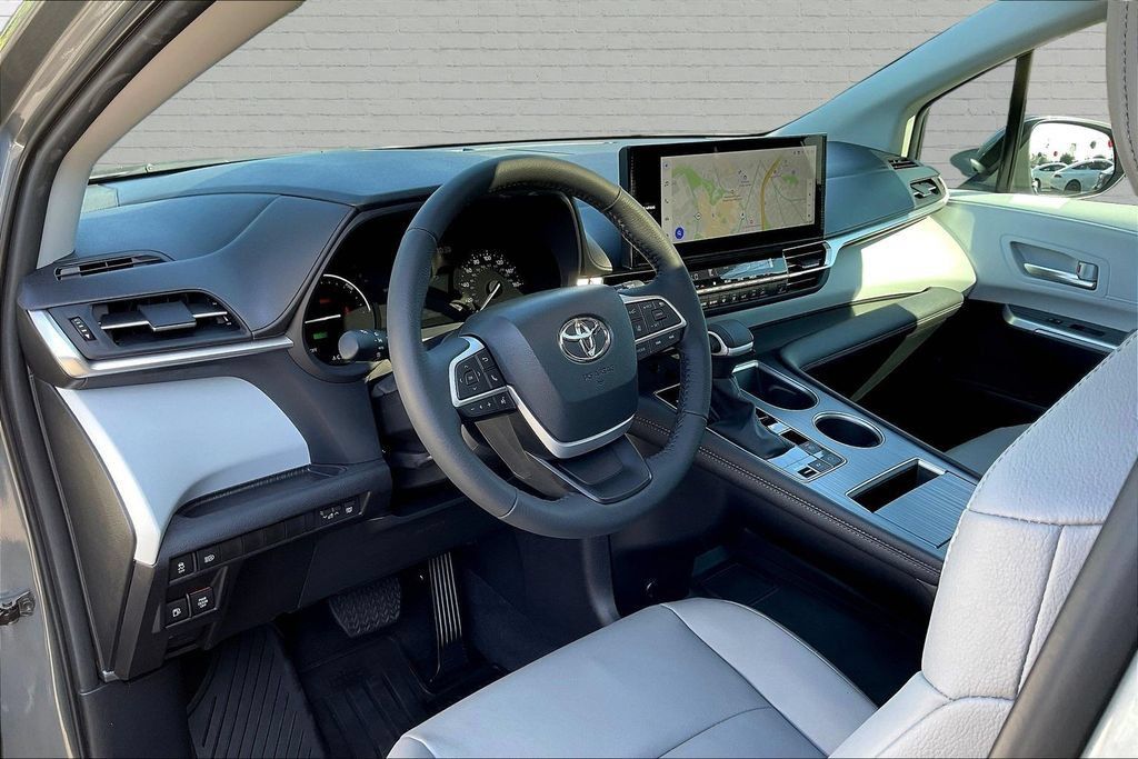 Used 2026 Toyota Sienna XLE FWD image 17