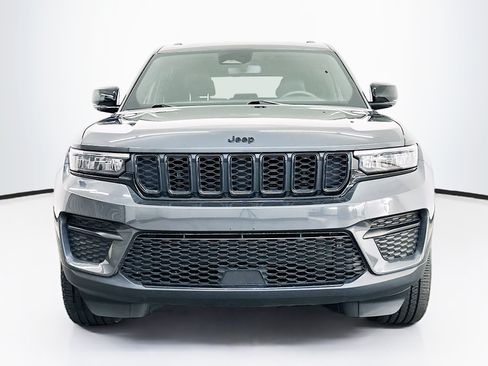 Used 2023 Jeep Grand Cherokee Altitude AWD/4WD image 2
