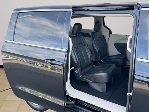Used 2023 Chrysler Pacifica Touring-L FWD image 31