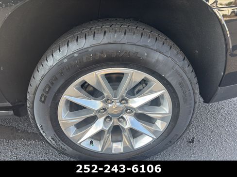 Used 2025 Chevrolet Suburban Premier RWD image 5
