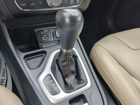 Used 2016 Jeep Cherokee Limited image 48