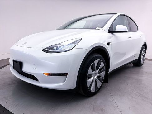 Used 2023 Tesla Model Y Long Range image 12