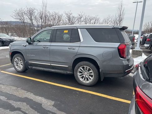Used 2022 GMC Yukon SLT w/ SLT Premium Package image 3
