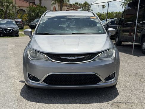 Used 2019 Chrysler Pacifica Touring-L FWD image 3