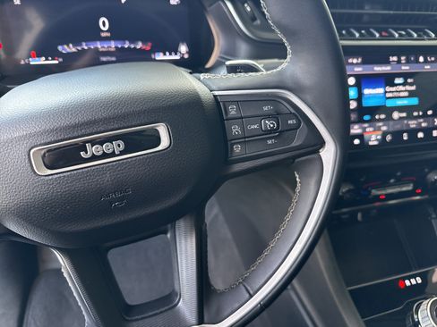 Used 2023 Jeep Grand Cherokee L Laredo image 19