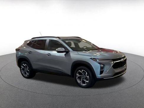 Used 2025 Chevrolet Trax LT FWD image 2