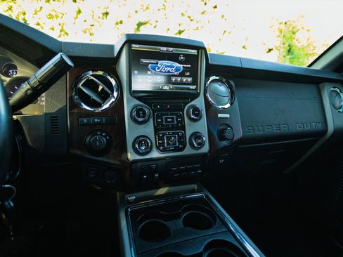 Used 2016 Ford F250 Lariat w/ Lariat Ultimate Package image 9