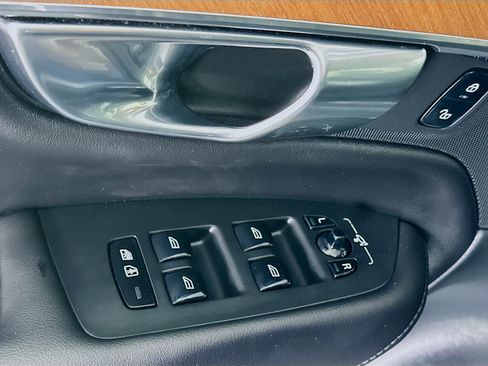 Used 2023 Volvo XC90 B6 Plus image 15