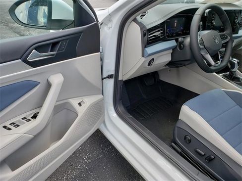 New 2025 Volkswagen Jetta SE image 6