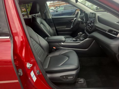 Used 2022 Toyota Highlander XLE AWD/4WD image 17