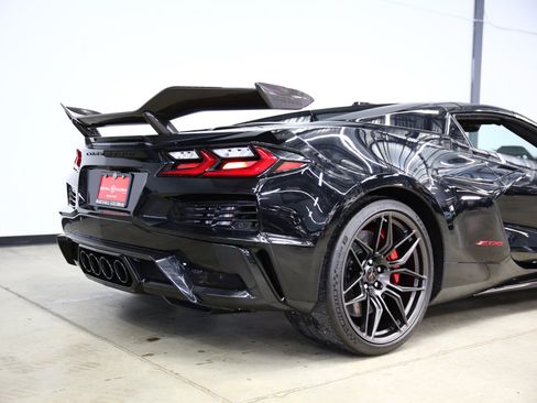 Used 2024 Chevrolet Corvette Z06 w/ Z07 Performance Package RWD image 7